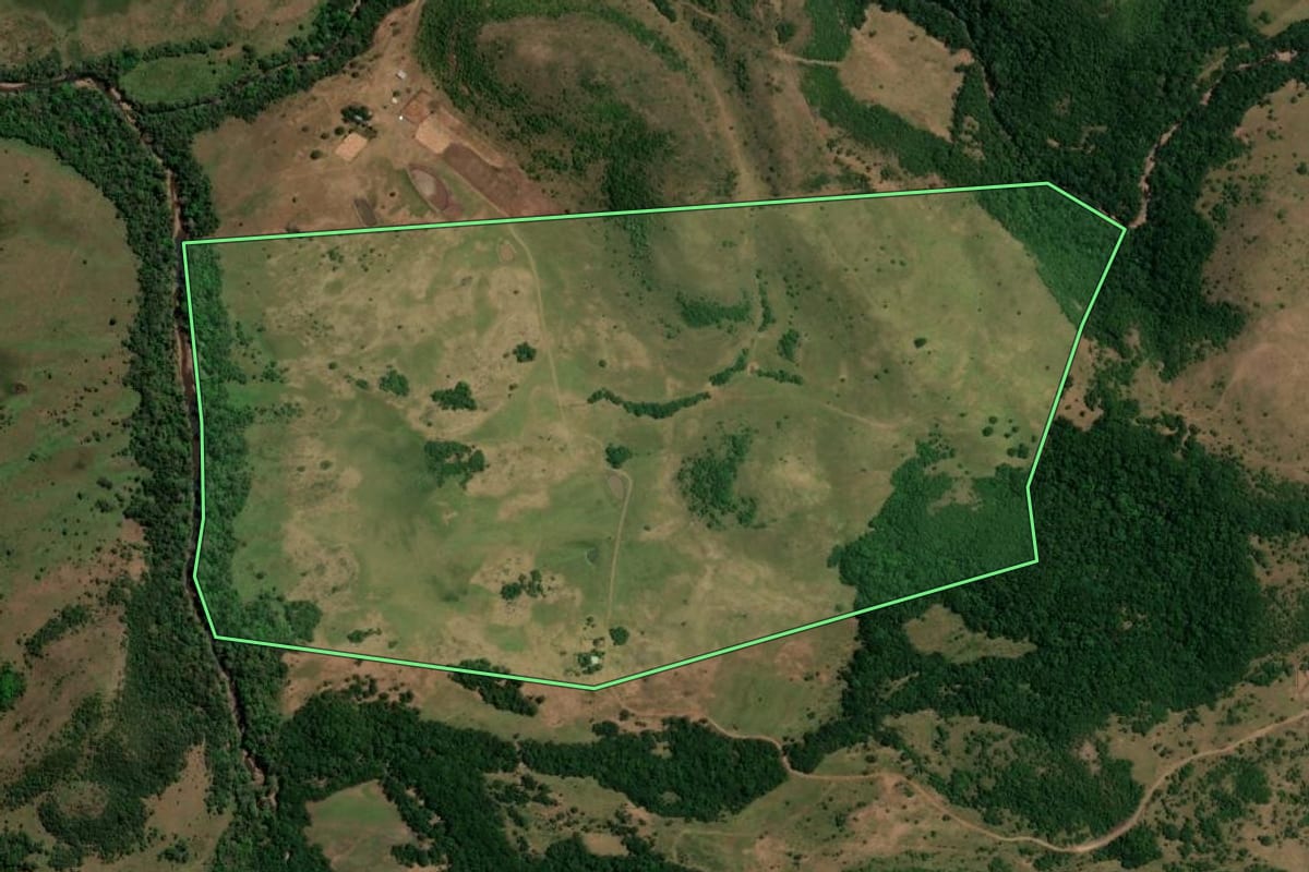 Imagem de satélite do imóvel rural em Santiago (RS), com o contorno declarado no CAR desenhado por cima.