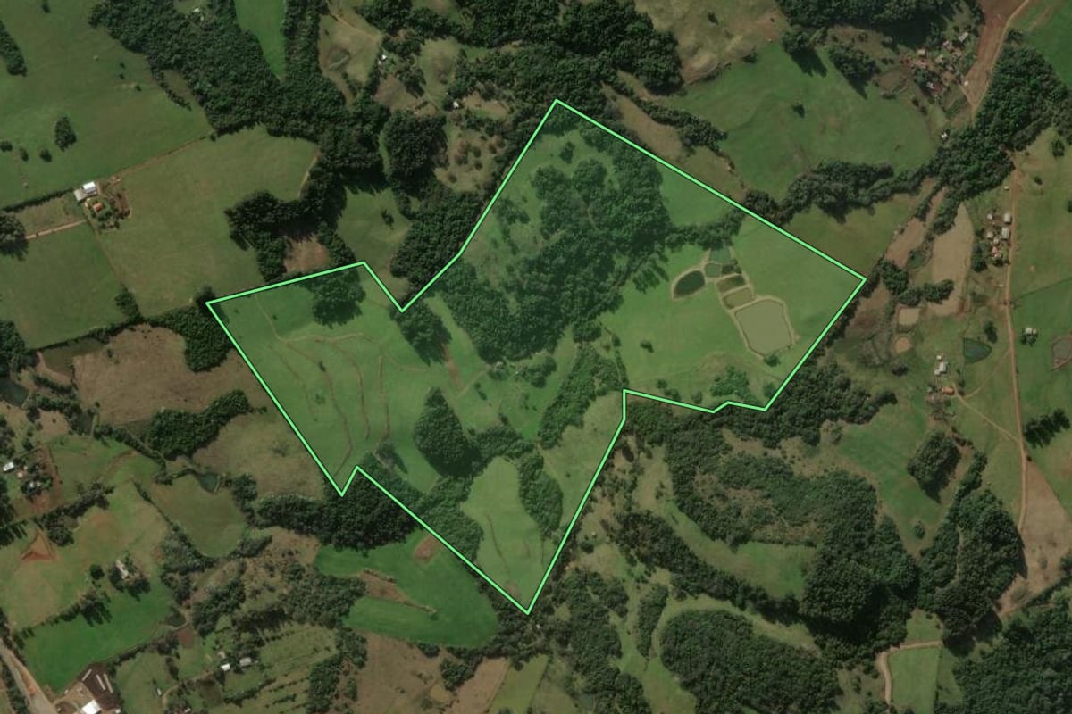 Imagem de satélite do imóvel rural em Santiago (RS), com o contorno declarado no CAR desenhado por cima.