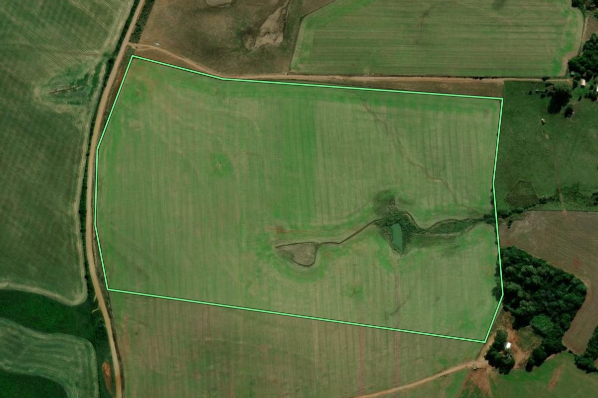 Imagem de satélite do imóvel rural em Santiago (RS), com o contorno declarado no CAR desenhado por cima.