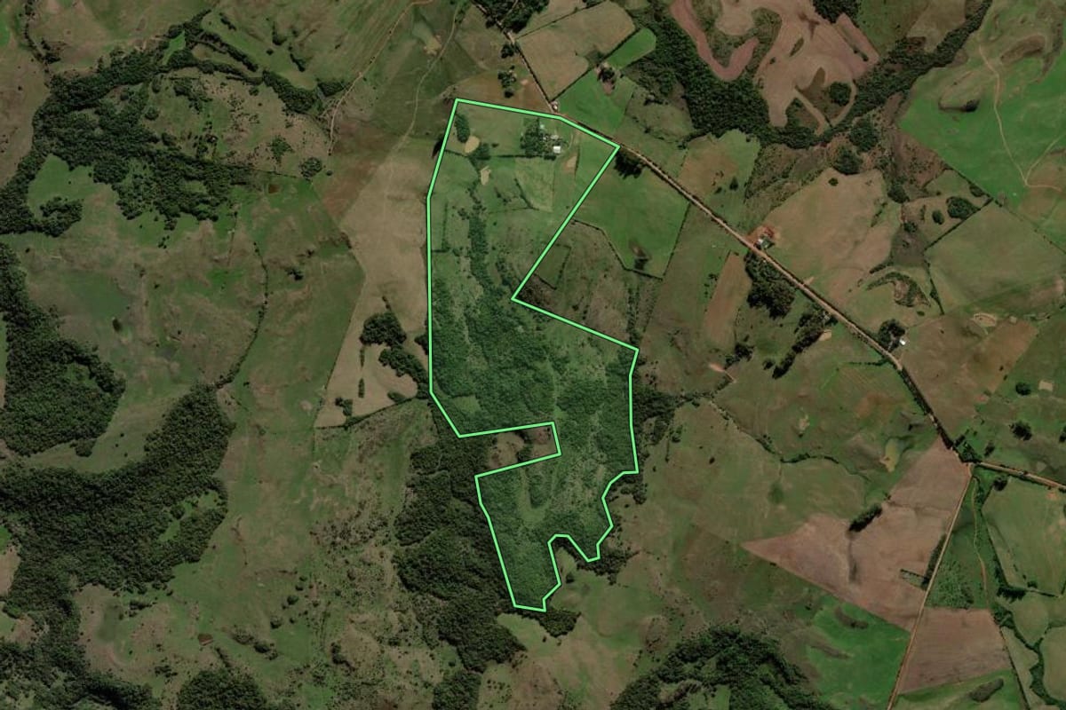 Imagem de satélite do imóvel rural em Santiago (RS), com o contorno declarado no CAR desenhado por cima.