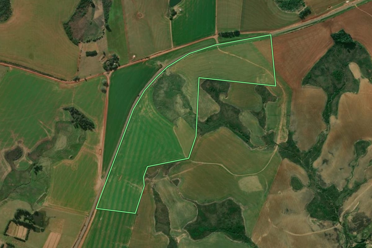 Imagem de satélite do imóvel rural em Santiago (RS), com o contorno declarado no CAR desenhado por cima.