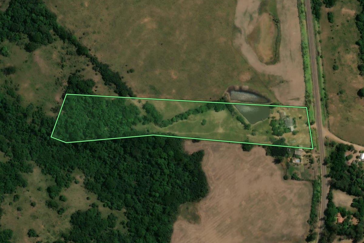 Imagem de satélite do imóvel rural em Santiago (RS), com o contorno declarado no CAR desenhado por cima.