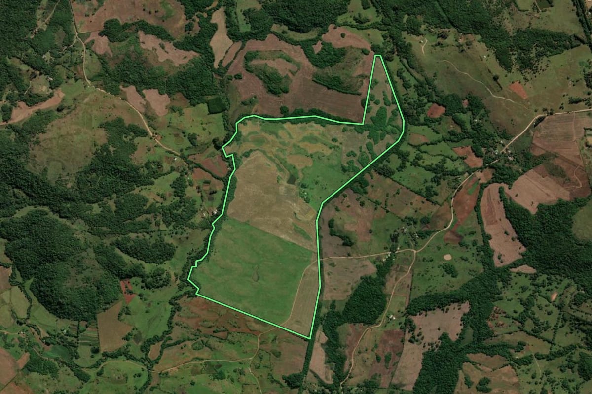 Imagem de satélite do imóvel rural em Santiago (RS), com o contorno declarado no CAR desenhado por cima.