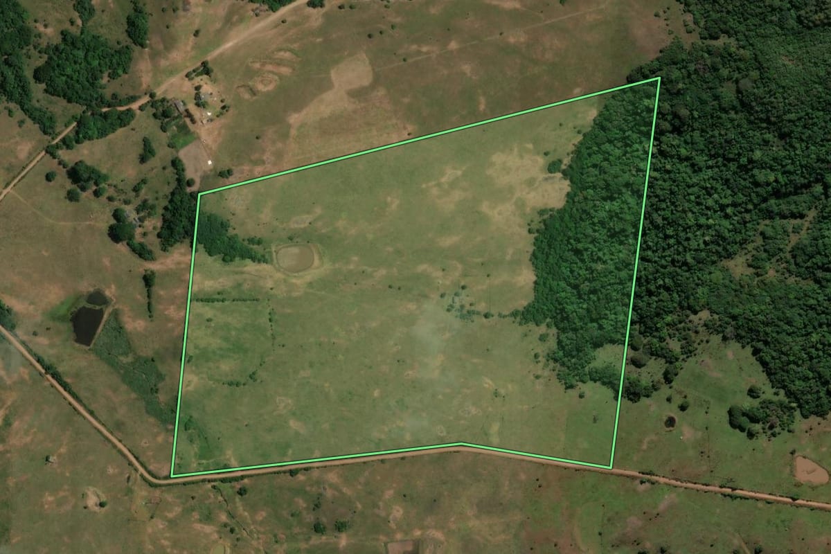 Imagem de satélite do imóvel rural em Santiago (RS), com o contorno declarado no CAR desenhado por cima.