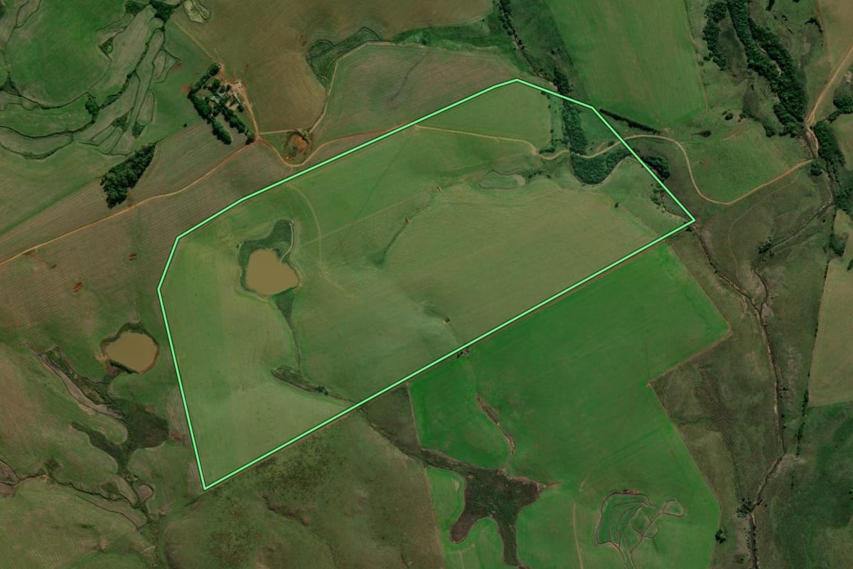 Imagem de satélite do imóvel rural em Santiago (RS), com o contorno declarado no CAR desenhado por cima.