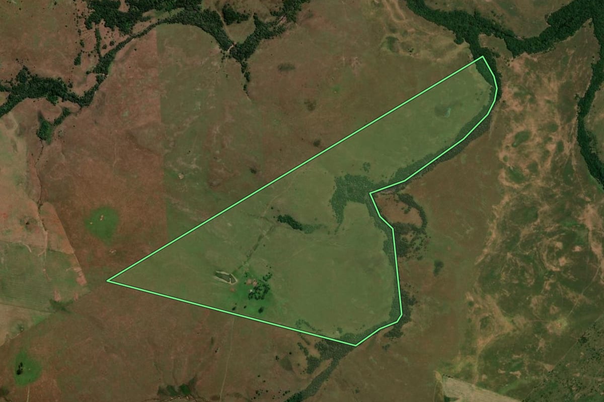 Imagem de satélite do imóvel rural em Santiago (RS), com o contorno declarado no CAR desenhado por cima.