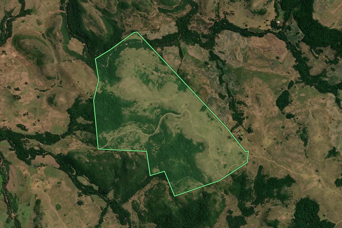Imagem de satélite do imóvel rural em Santiago (RS), com o contorno declarado no CAR desenhado por cima.