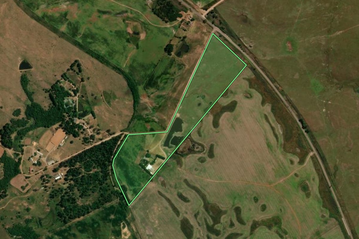 Imagem de satélite do imóvel rural em Santiago (RS), com o contorno declarado no CAR desenhado por cima.