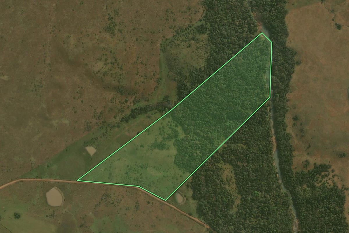 Imagem de satélite do imóvel rural em Santiago (RS), com o contorno declarado no CAR desenhado por cima.