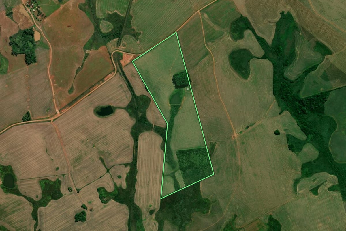 Imagem de satélite do imóvel rural em Santiago (RS), com o contorno declarado no CAR desenhado por cima.