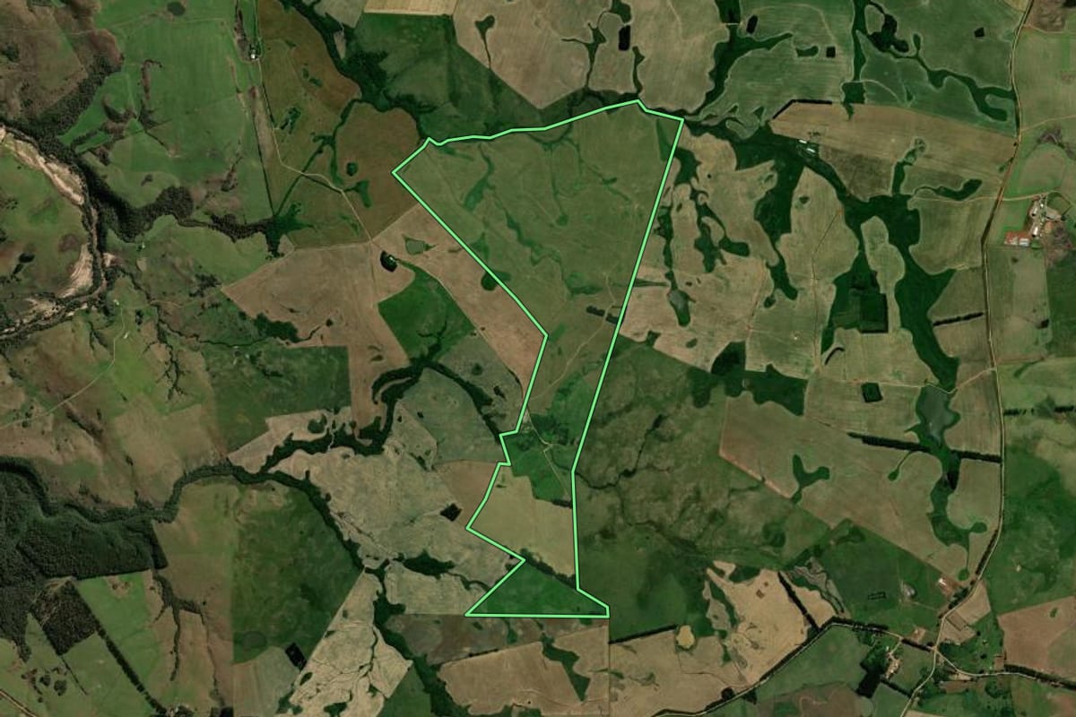 Imagem de satélite do imóvel rural em Santiago (RS), com o contorno declarado no CAR desenhado por cima.