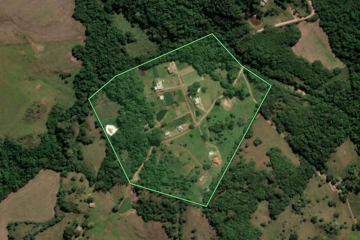 Imagem de satélite do imóvel rural em Santiago (RS), com o contorno declarado no CAR desenhado por cima.