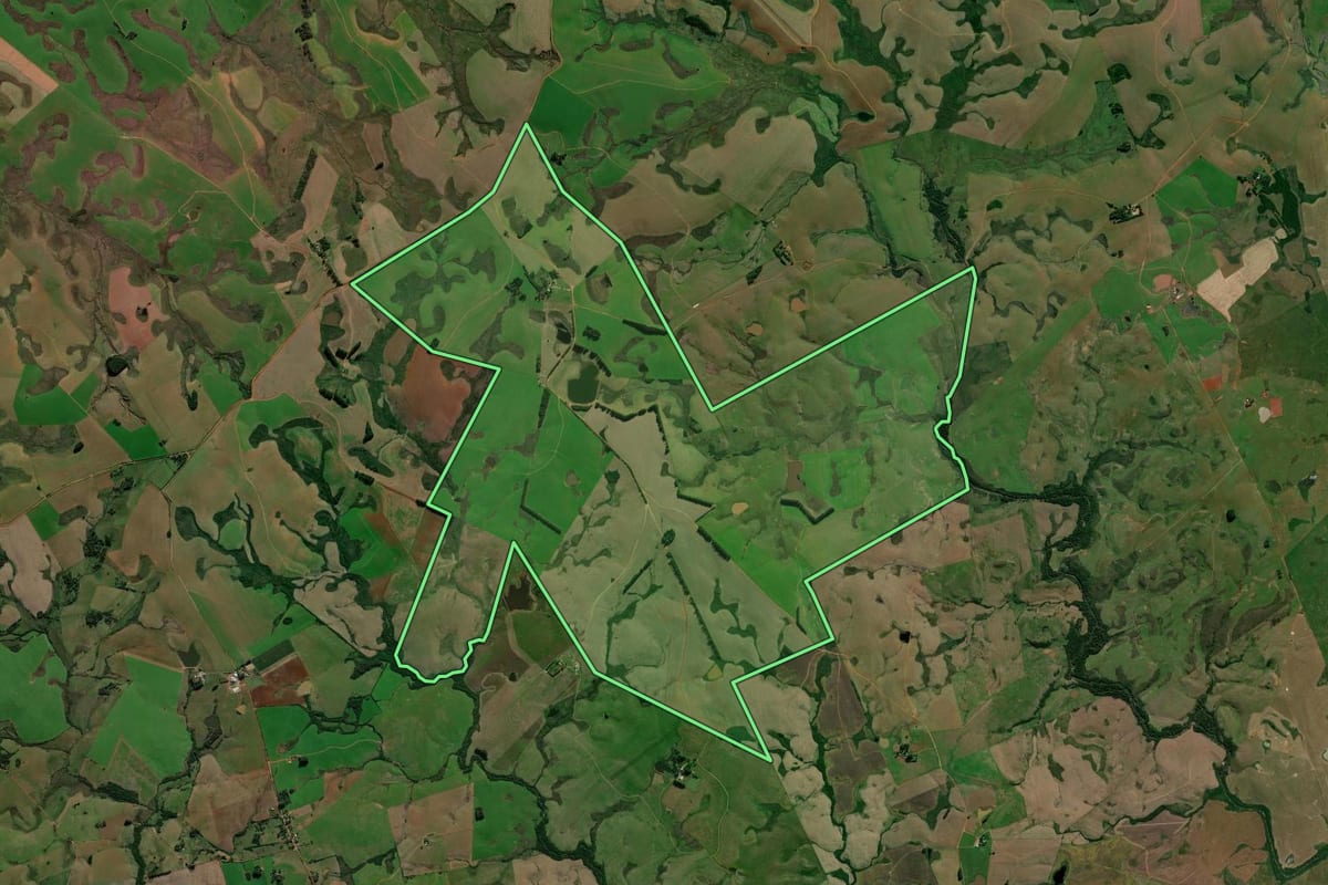 Imagem de satélite do imóvel rural em Santiago (RS), com o contorno declarado no CAR desenhado por cima.