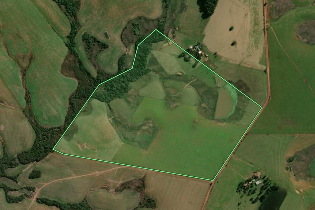 Imagem de satélite do imóvel rural em Santiago (RS), com o contorno declarado no CAR desenhado por cima.