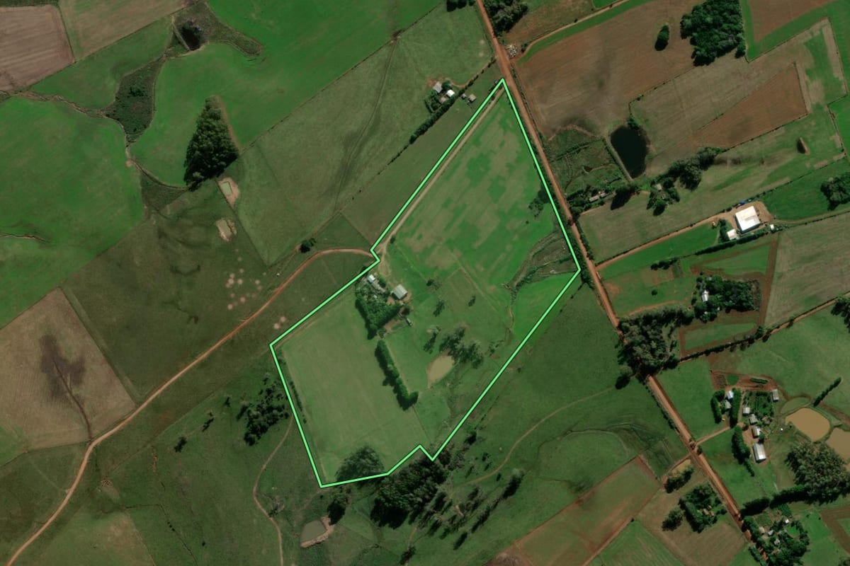 Imagem de satélite do imóvel rural em Santiago (RS), com o contorno declarado no CAR desenhado por cima.