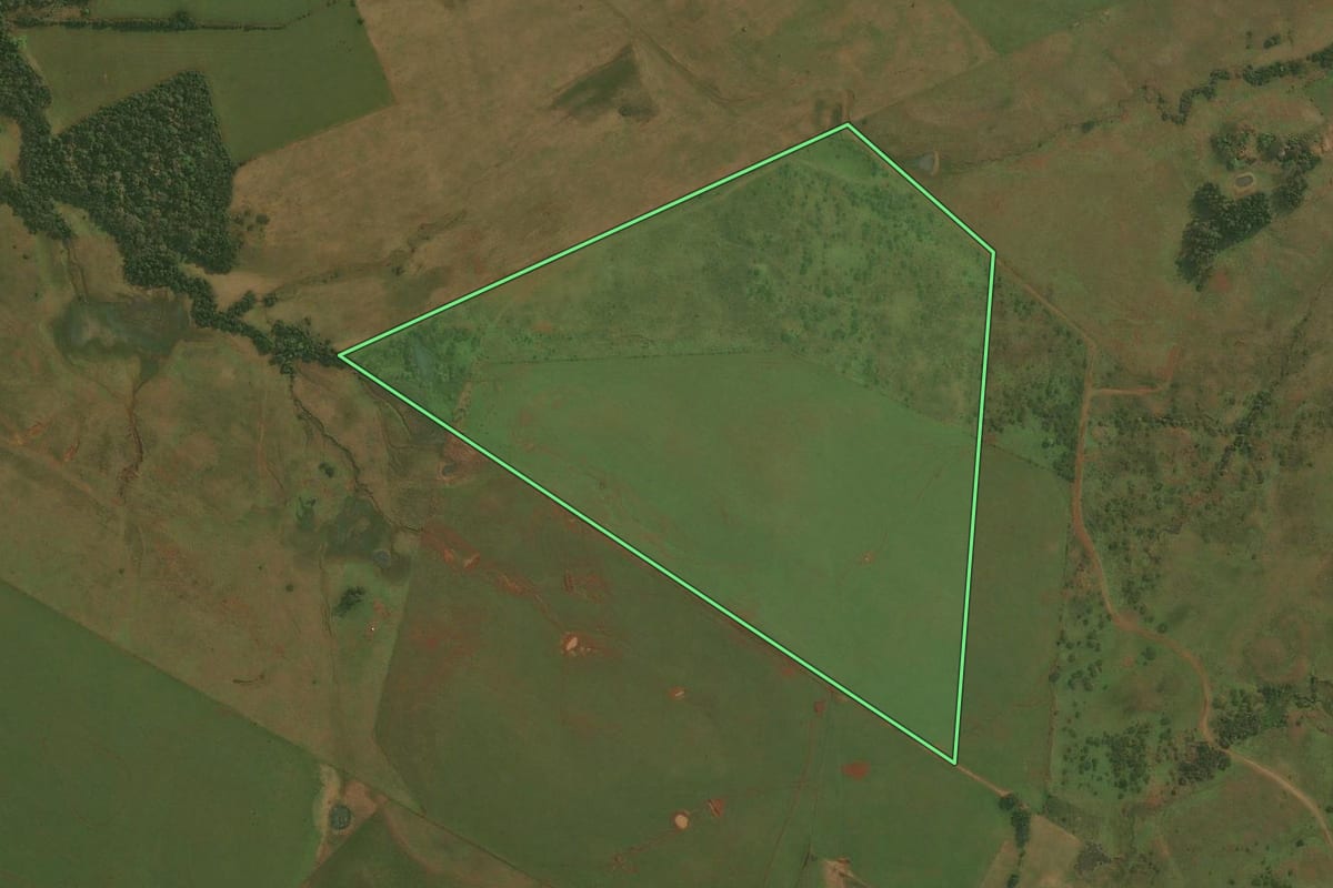 Imagem de satélite do imóvel rural em Santiago (RS), com o contorno declarado no CAR desenhado por cima.