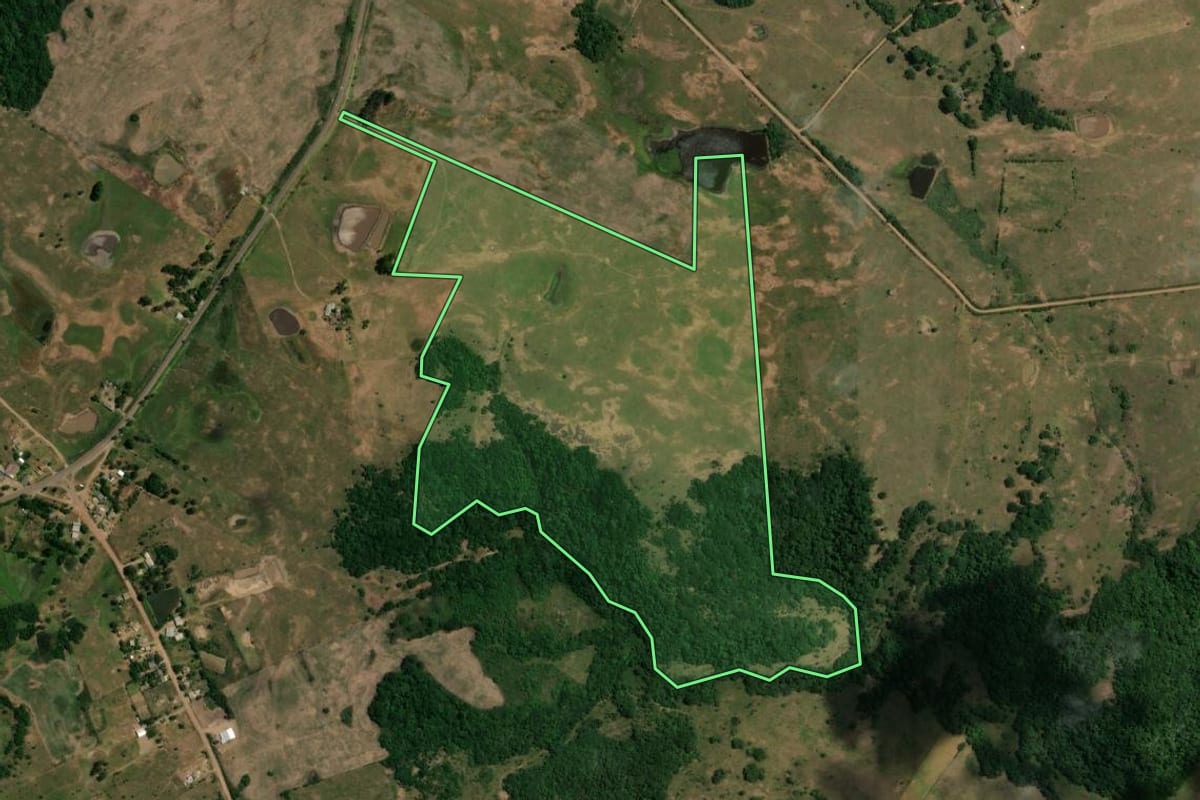Imagem de satélite do imóvel rural em Santiago (RS), com o contorno declarado no CAR desenhado por cima.