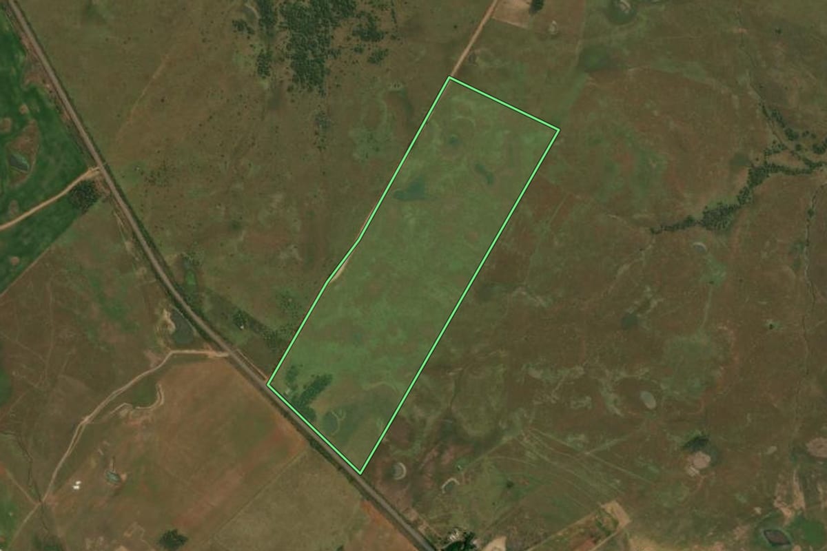 Imagem de satélite do imóvel rural em Santiago (RS), com o contorno declarado no CAR desenhado por cima.