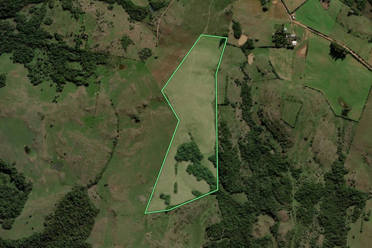 Imagem de satélite do imóvel rural em Santiago (RS), com o contorno declarado no CAR desenhado por cima.
