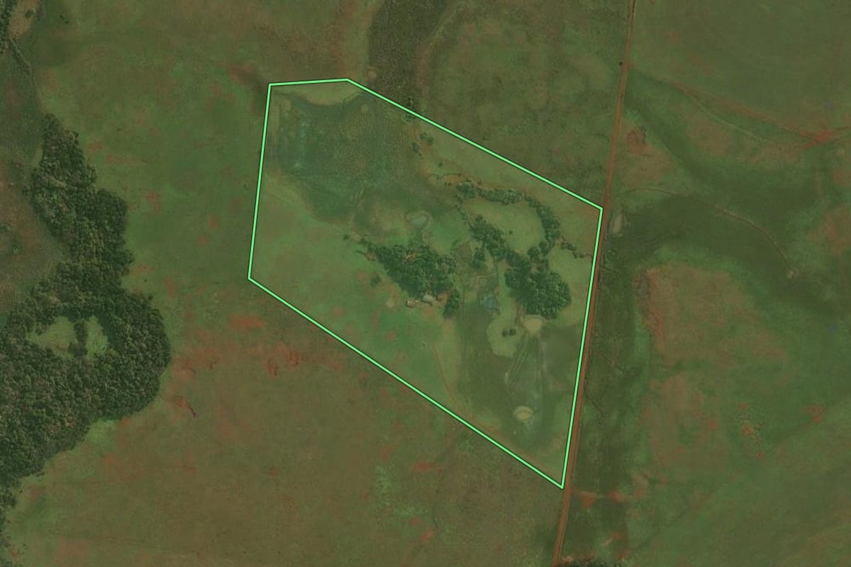 Imagem de satélite do imóvel rural em Santiago (RS), com o contorno declarado no CAR desenhado por cima.