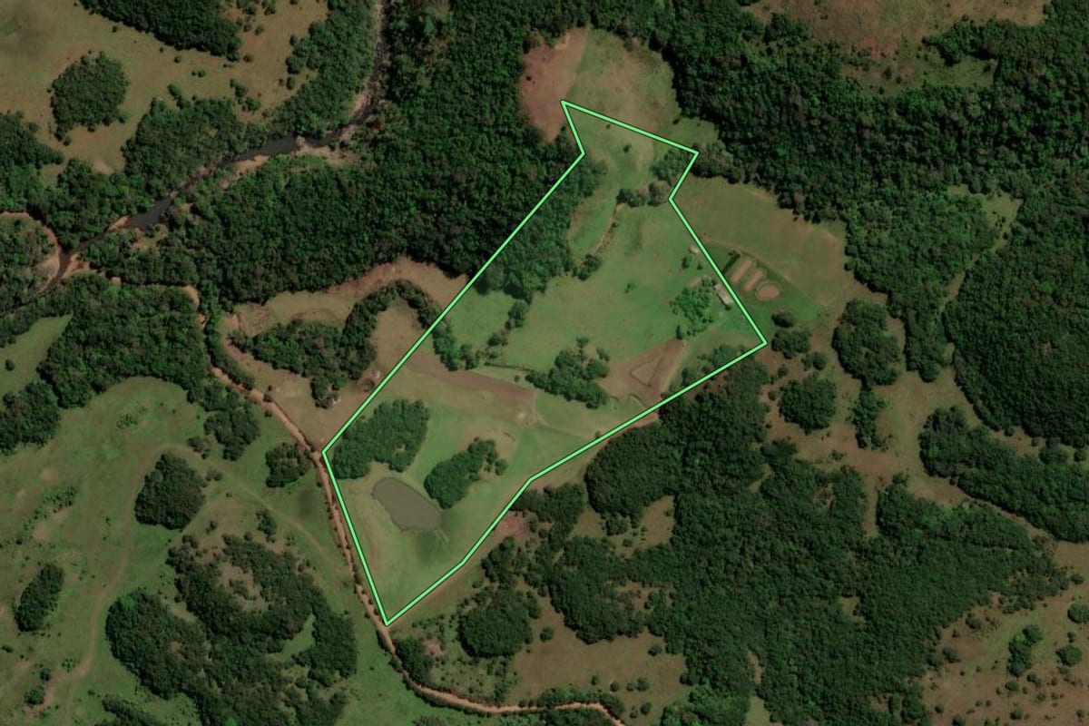 Imagem de satélite do imóvel rural em Santiago (RS), com o contorno declarado no CAR desenhado por cima.