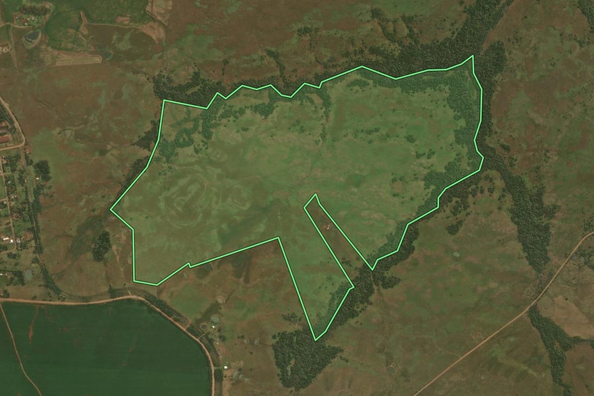 Imagem de satélite do imóvel rural em Santiago (RS), com o contorno declarado no CAR desenhado por cima.