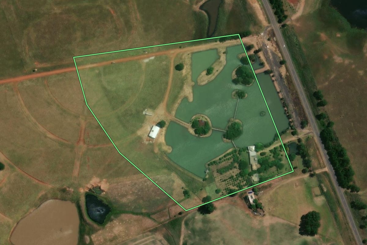 Imagem de satélite do imóvel rural em Santiago (RS), com o contorno declarado no CAR desenhado por cima.