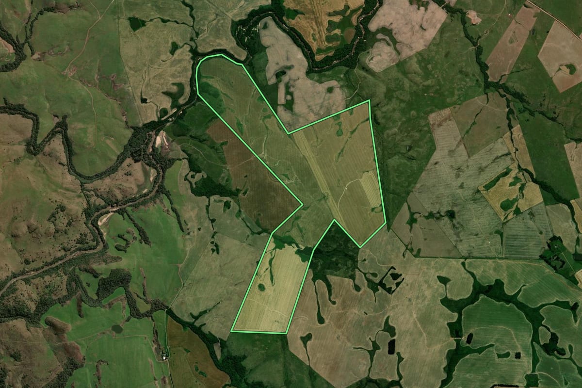 Imagem de satélite do imóvel rural em Santiago (RS), com o contorno declarado no CAR desenhado por cima.