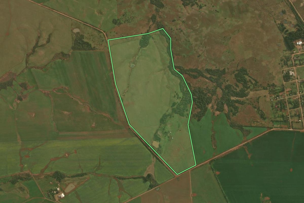 Imagem de satélite do imóvel rural em Santiago (RS), com o contorno declarado no CAR desenhado por cima.