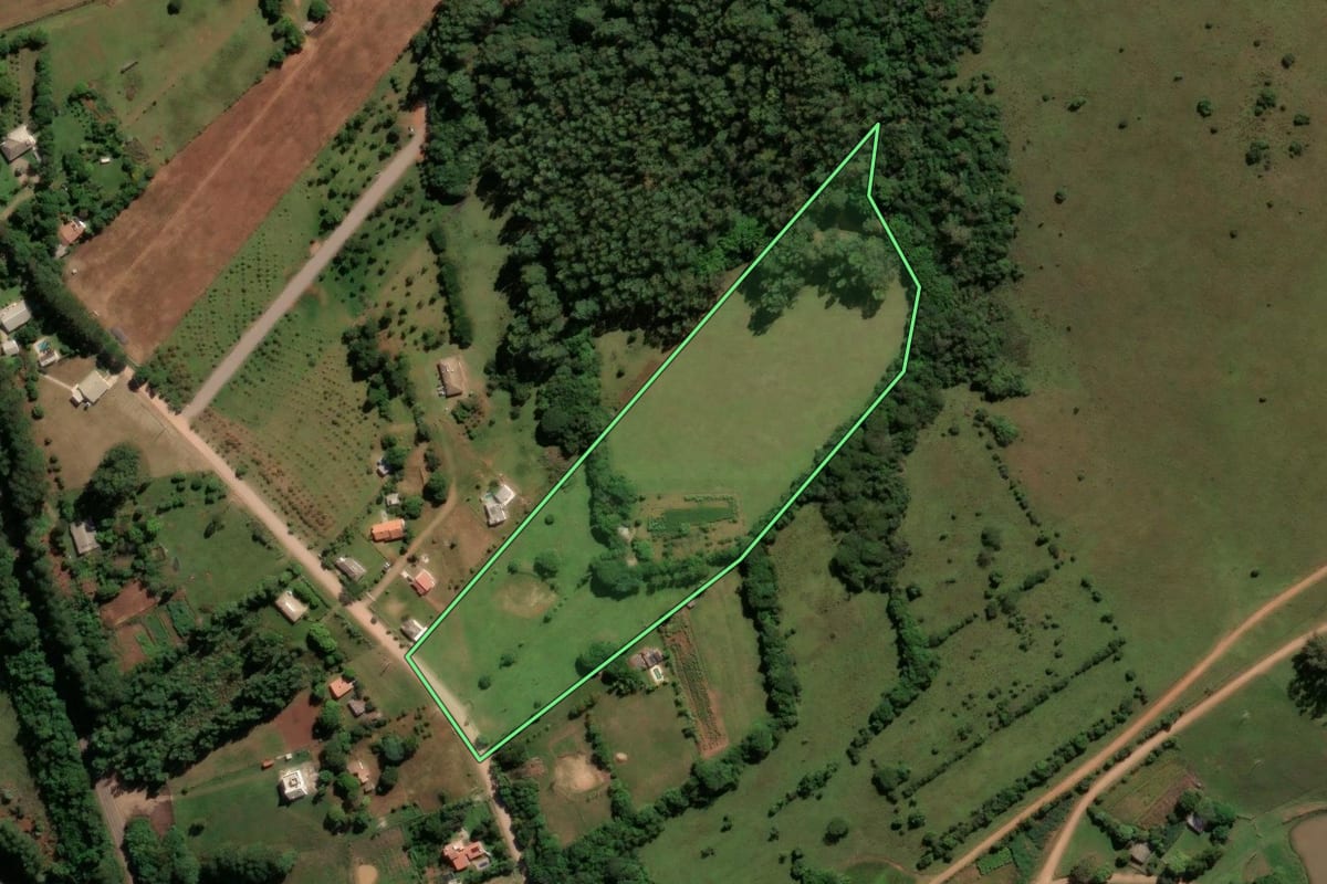 Imagem de satélite do imóvel rural em Santiago (RS), com o contorno declarado no CAR desenhado por cima.