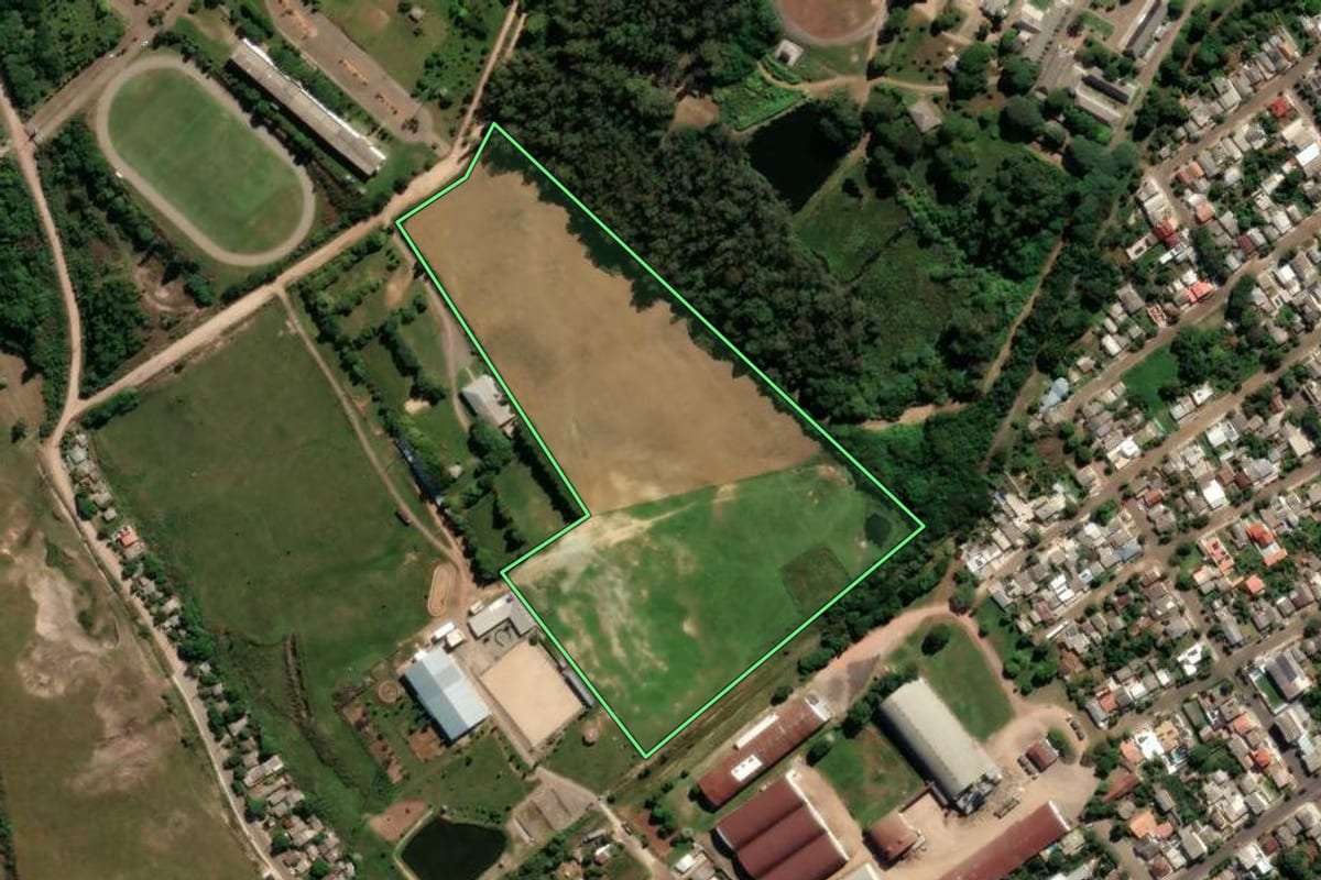 Imagem de satélite do imóvel rural em Santiago (RS), com o contorno declarado no CAR desenhado por cima.