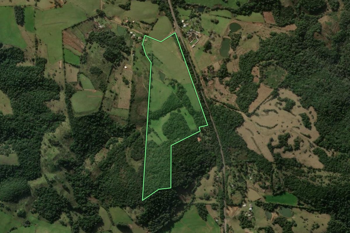 Imagem de satélite do imóvel rural em Santiago (RS), com o contorno declarado no CAR desenhado por cima.