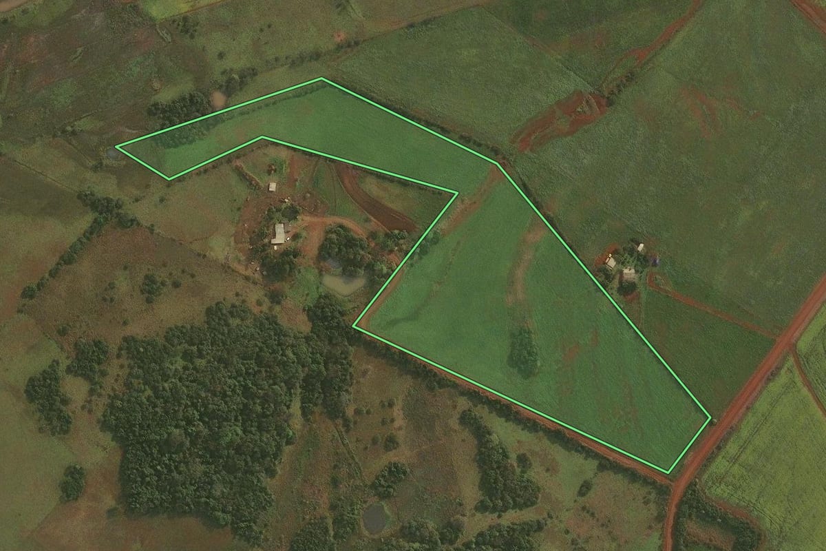 Imagem de satélite do imóvel rural em Santiago (RS), com o contorno declarado no CAR desenhado por cima.