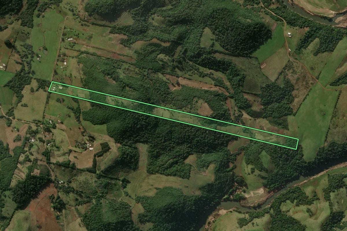 Imagem de satélite do imóvel rural em Santiago (RS), com o contorno declarado no CAR desenhado por cima.