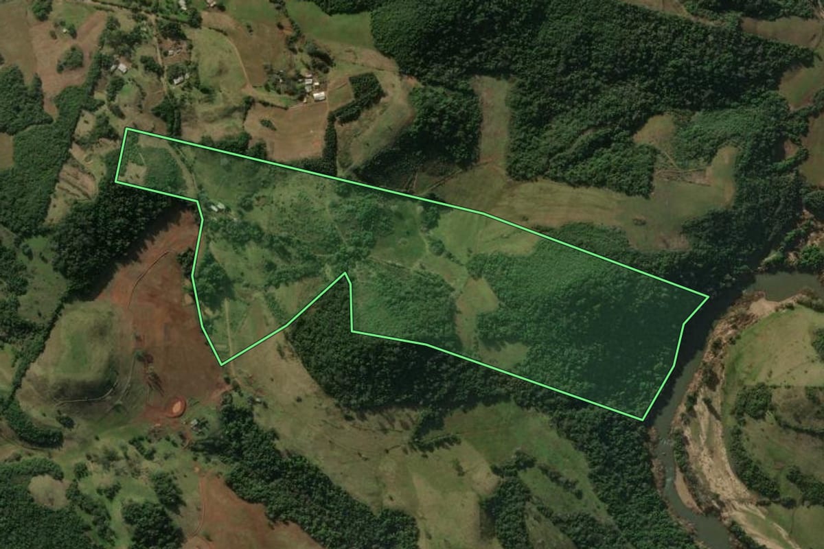 Imagem de satélite do imóvel rural em Santiago (RS), com o contorno declarado no CAR desenhado por cima.