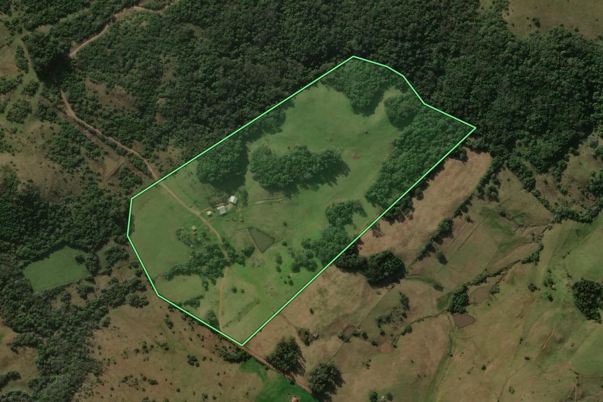 Imagem de satélite do imóvel rural em Santiago (RS), com o contorno declarado no CAR desenhado por cima.