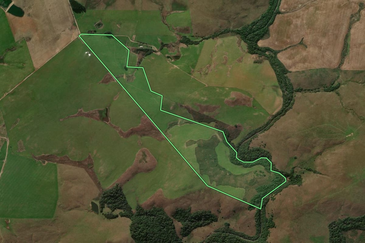 Imagem de satélite do imóvel rural em Santiago (RS), com o contorno declarado no CAR desenhado por cima.