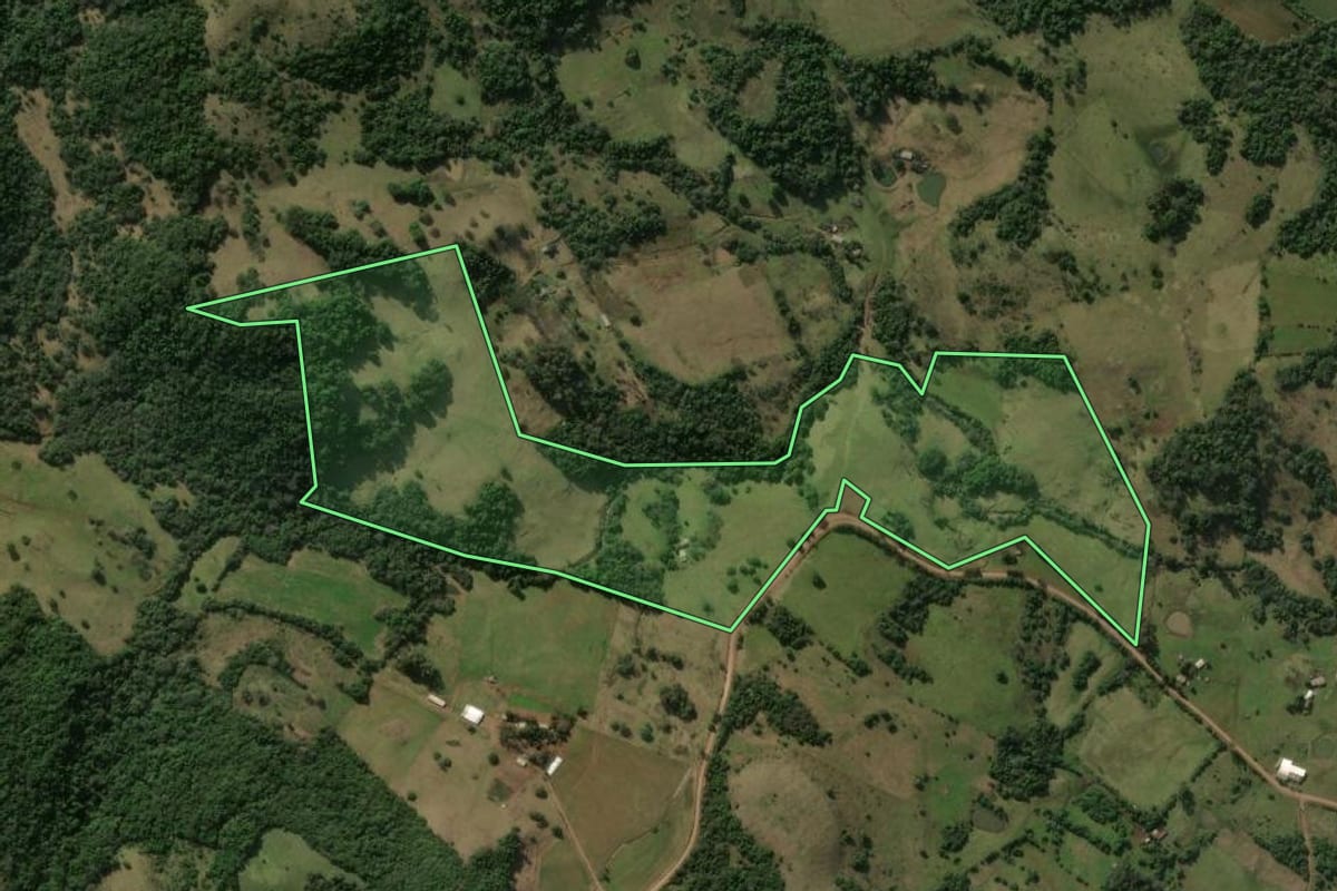 Imagem de satélite do imóvel rural em Santiago (RS), com o contorno declarado no CAR desenhado por cima.