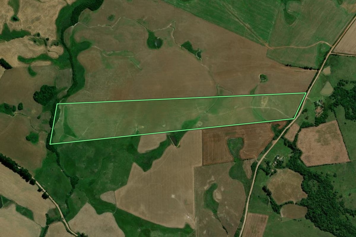 Imagem de satélite do imóvel rural em Santiago (RS), com o contorno declarado no CAR desenhado por cima.