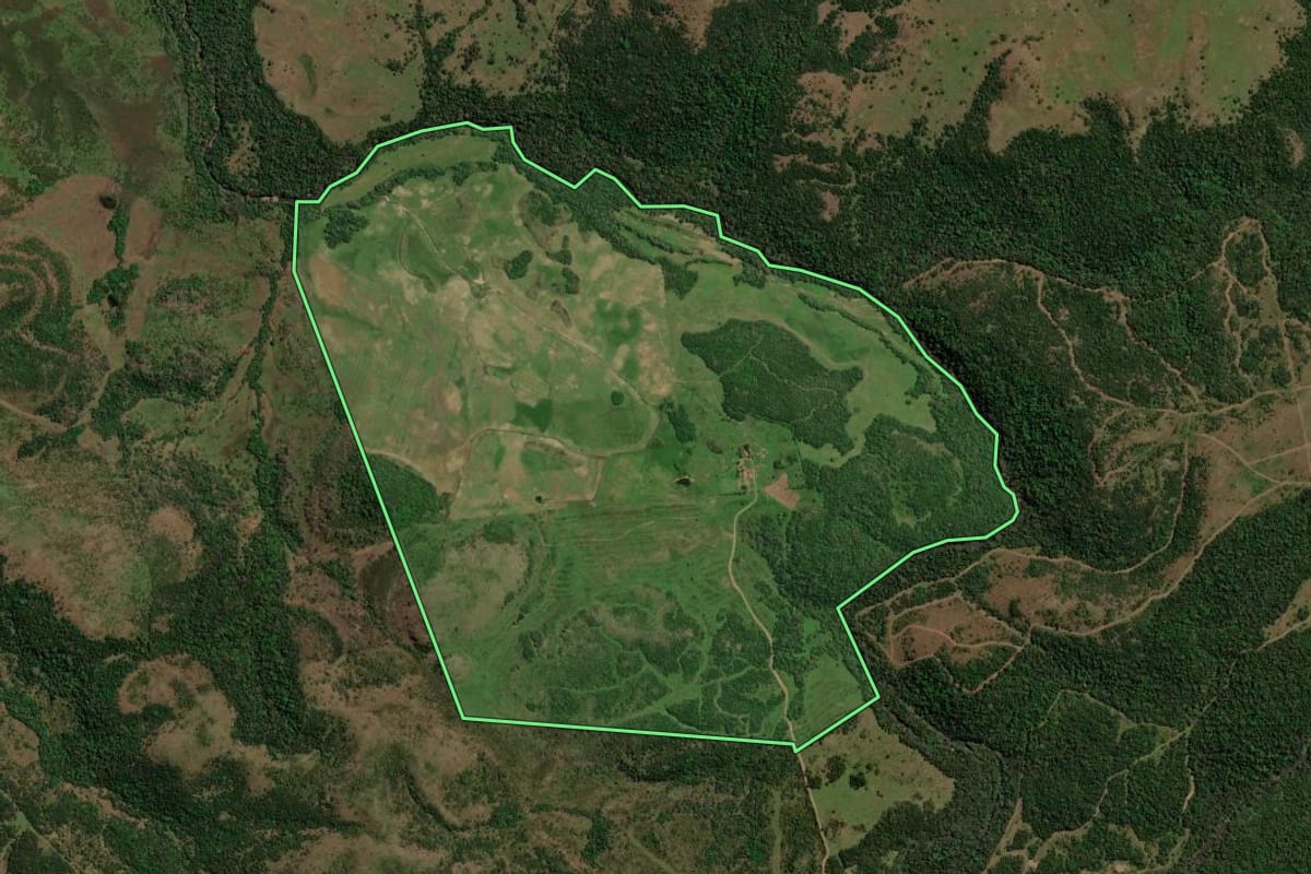 Imagem de satélite do imóvel rural em Santiago (RS), com o contorno declarado no CAR desenhado por cima.