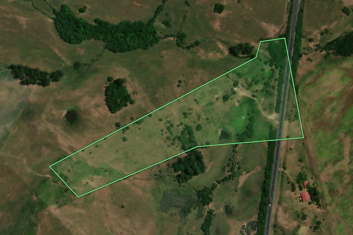 Imagem de satélite do imóvel rural em Santiago (RS), com o contorno declarado no CAR desenhado por cima.