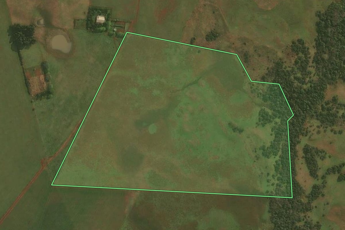 Imagem de satélite do imóvel rural em Santiago (RS), com o contorno declarado no CAR desenhado por cima.