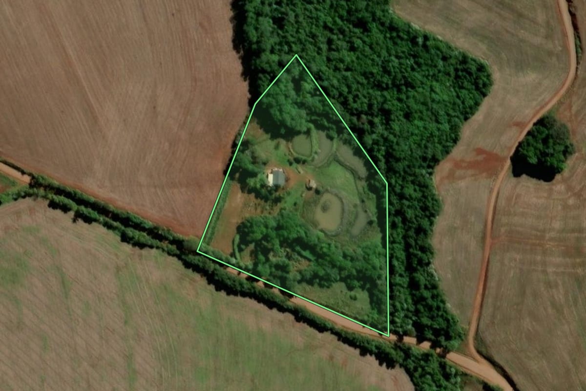 Imagem de satélite do imóvel rural em Santo Ângelo (RS), com o contorno declarado no CAR desenhado por cima.