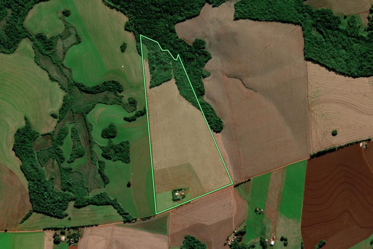 Imagem de satélite do imóvel rural em Santo Ângelo (RS), com o contorno declarado no CAR desenhado por cima.