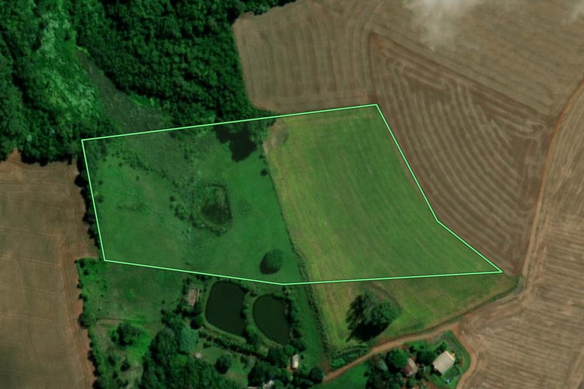 Imagem de satélite do imóvel rural em Santo Ângelo (RS), com o contorno declarado no CAR desenhado por cima.