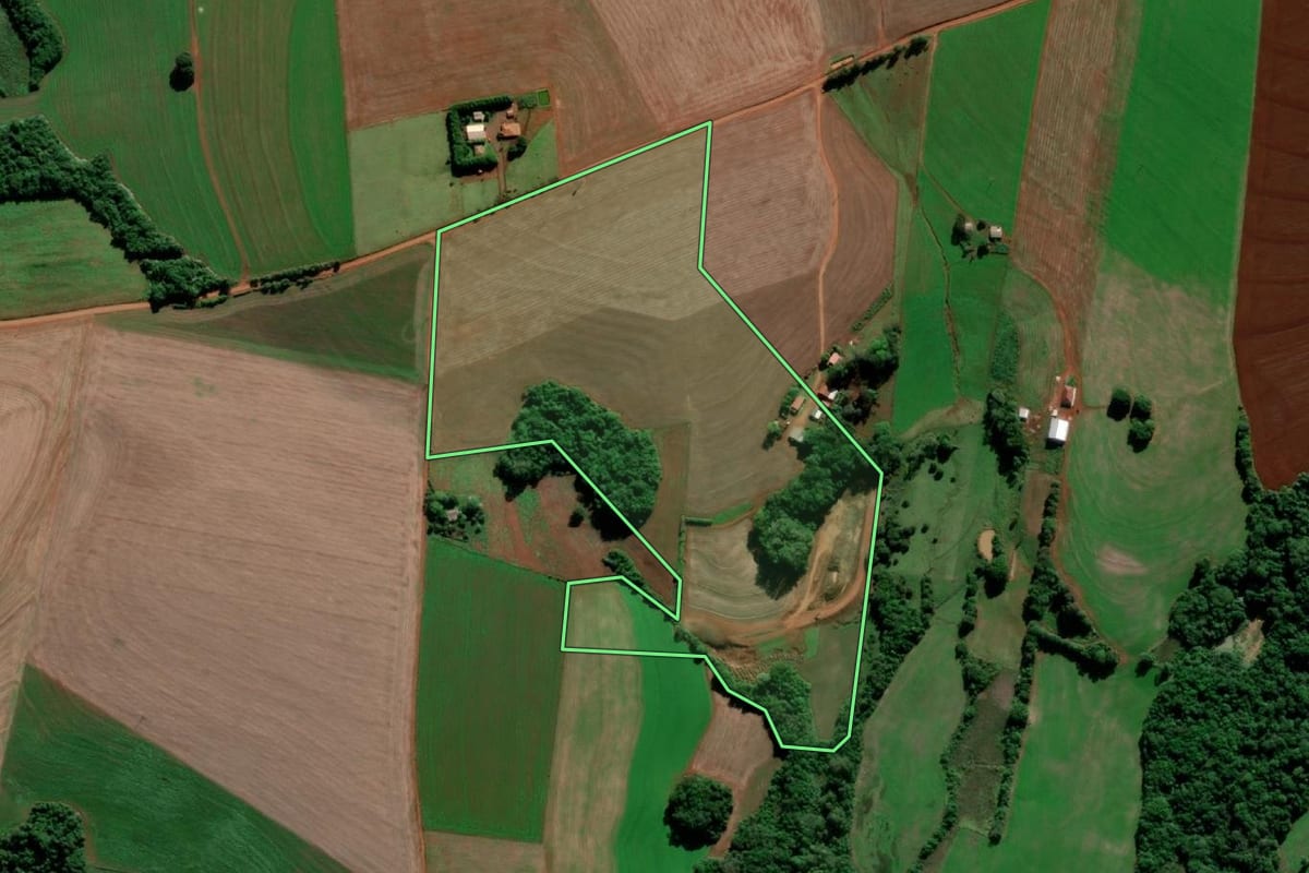 Imagem de satélite do imóvel rural em Santo Ângelo (RS), com o contorno declarado no CAR desenhado por cima.