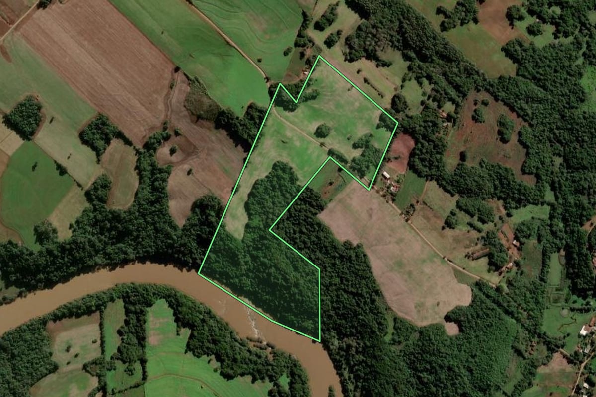 Imagem de satélite do imóvel rural em Santo Ângelo (RS), com o contorno declarado no CAR desenhado por cima.