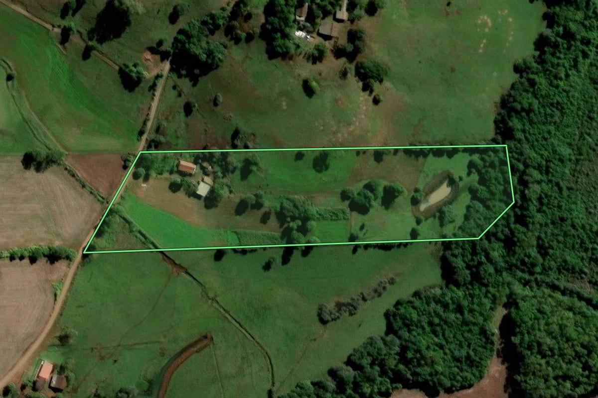 Imagem de satélite do imóvel rural em Santo Ângelo (RS), com o contorno declarado no CAR desenhado por cima.