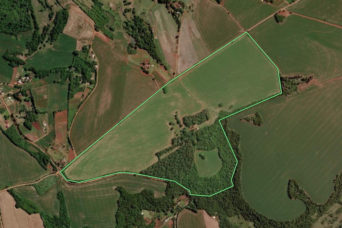 Imagem de satélite do imóvel rural em Santo Ângelo (RS), com o contorno declarado no CAR desenhado por cima.