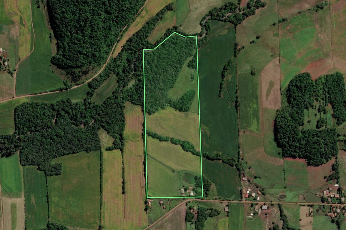 Imagem de satélite do imóvel rural em Santo Ângelo (RS), com o contorno declarado no CAR desenhado por cima.